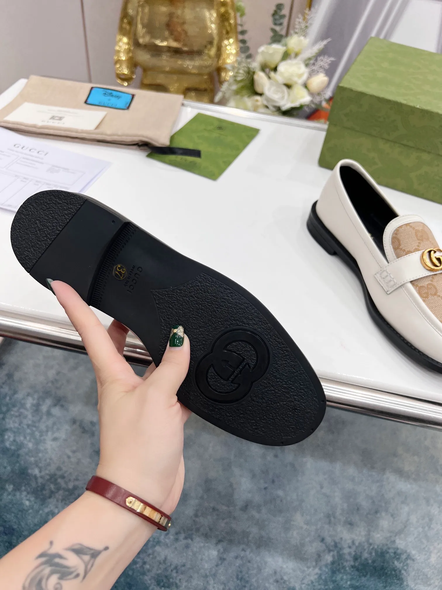 👟👟Ex-factory price 440👟👟 2022 new G family classic design loafers, made of V-shaped quilted effect leather, double G monogram evolved from Gucci, calf leather, mixed sheepskin lining, heel height 1.5 cm, original molded wear-resistant Tpu outsole. Code number 35-42,